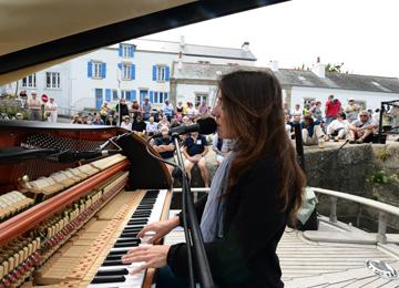 Pianocean-FEURICH-Mod.-122-sea-concert